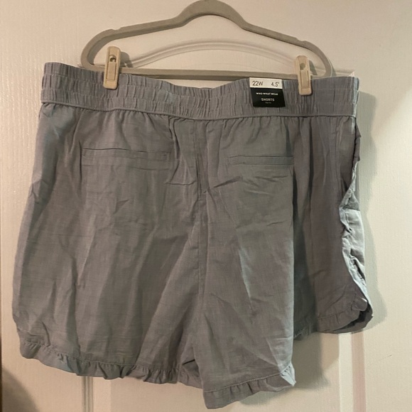 NWT who what wear high rise shorts. Jean look with ruffle at bottom hem/ pockets - Picture 2 of 5